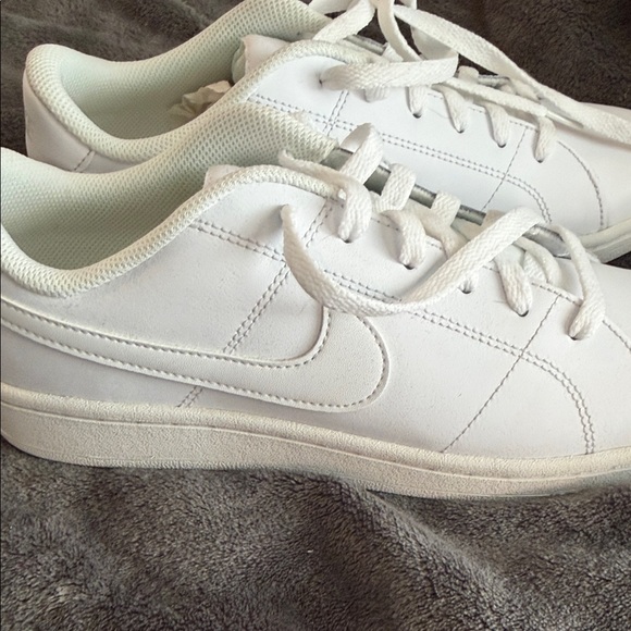Classic White Nike Women's Leather Sneakers - Picture 4 of 8